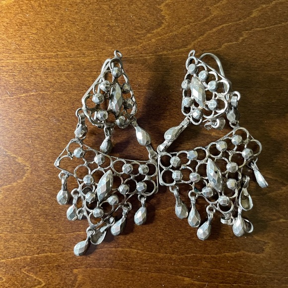 Antique Victorian faceted 900 silver filigree cleopatra bib chandelier earrings - Picture 6 of 7